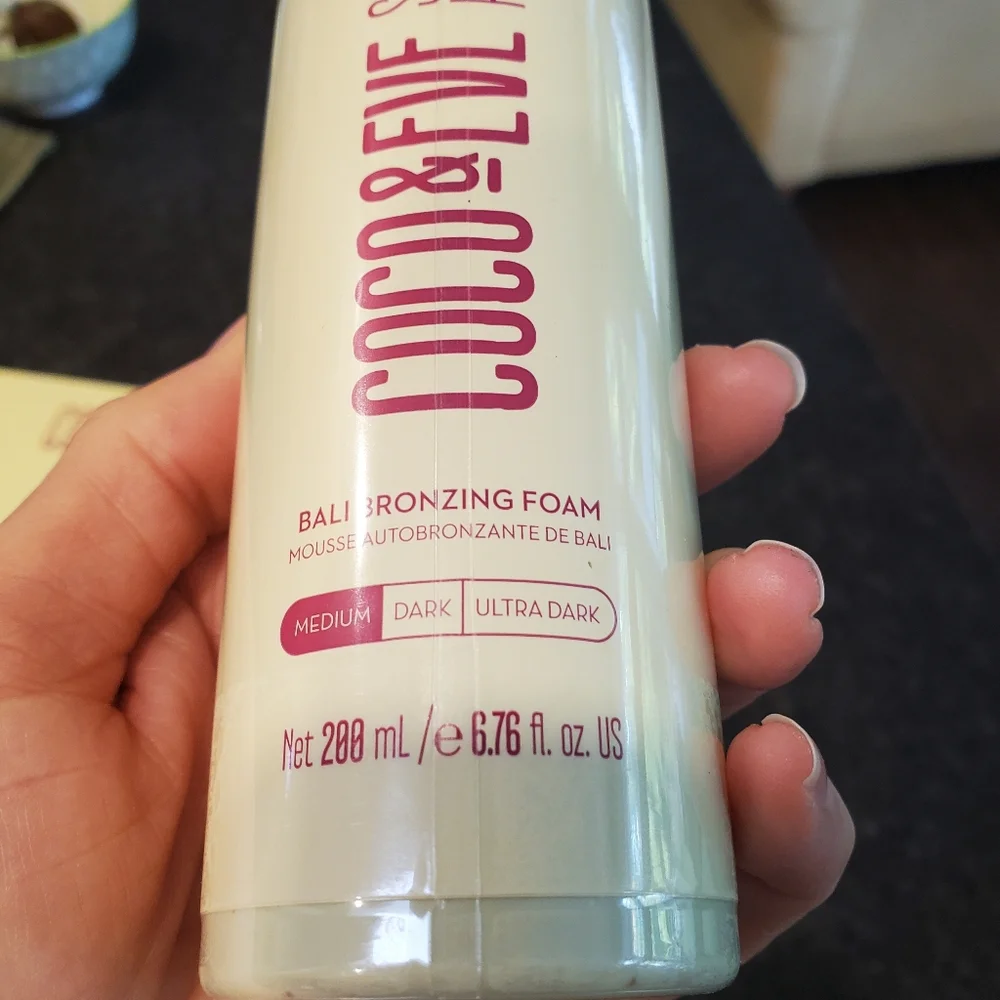 Coco & Eve Sunny Honey Bali Bronzing Foam with Mitt - Medium - Picture 2 of 6